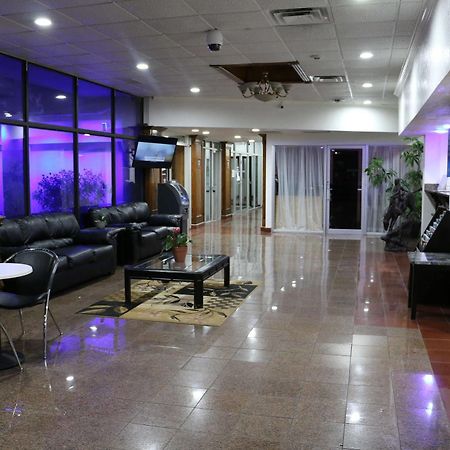 Sky Hotel At Tulsa Airport Екстериор снимка