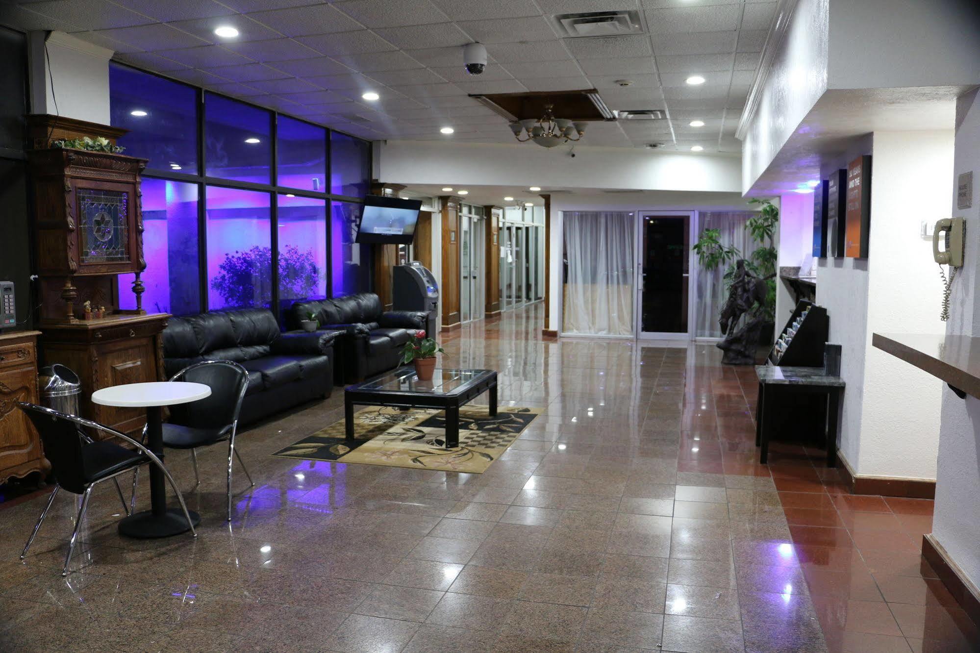 Sky Hotel At Tulsa Airport Екстериор снимка